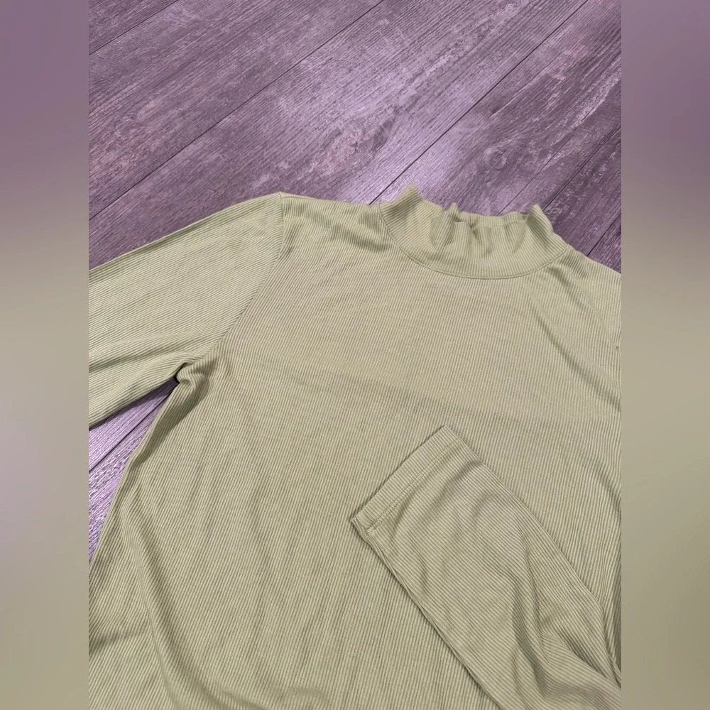 AMERICAN EAGLE turtleneck top ✨